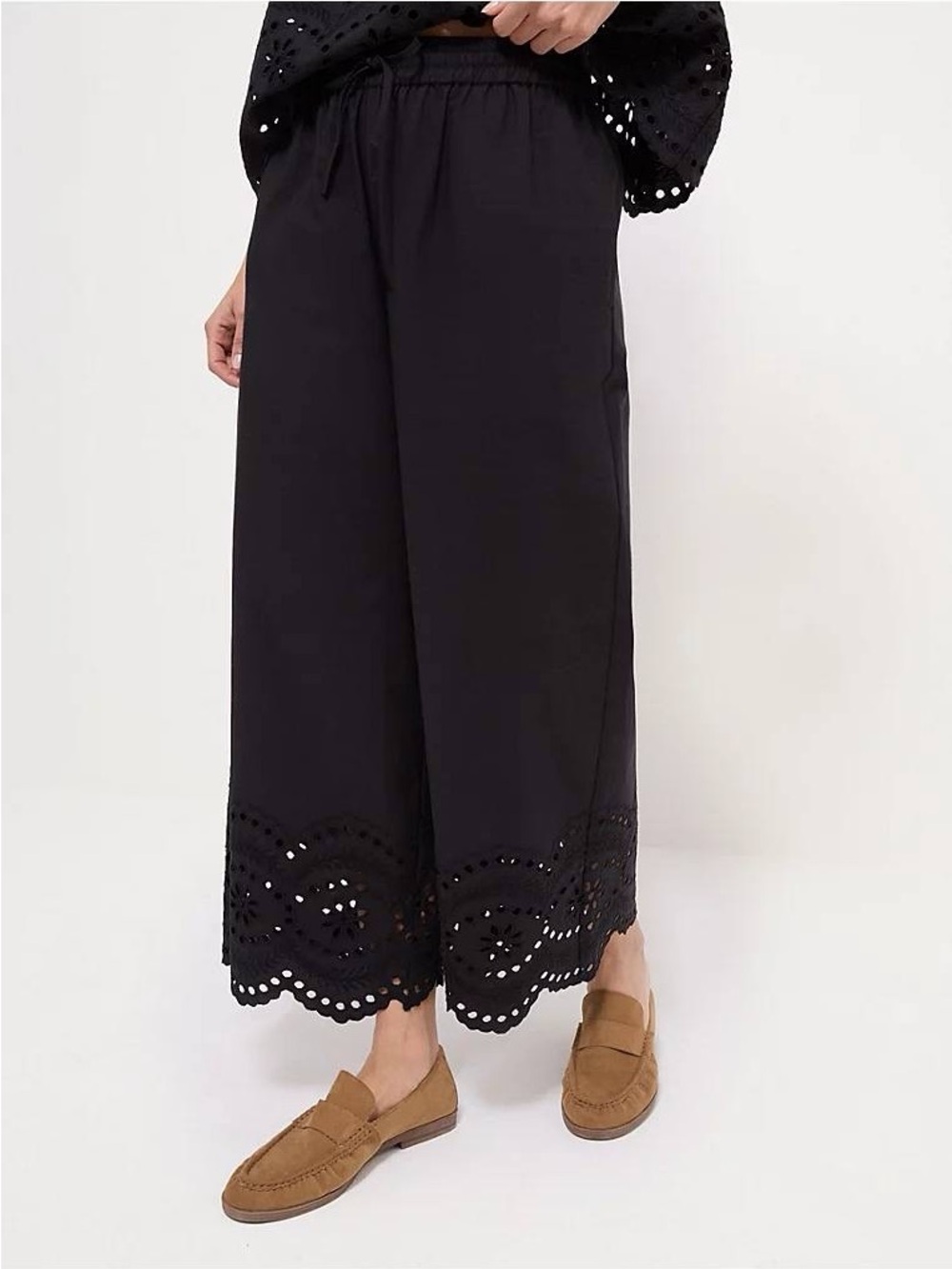 Eyelet-Hem Wide Leg Cropped Pants in Black